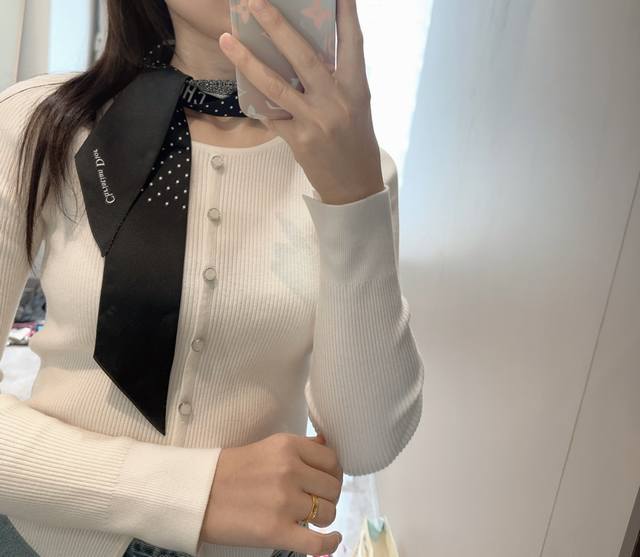 70 Dior迪奥Twilly丝巾，Miss款式经典，造型修长，两端尖角设计，背面饰以对比鲜明的Christian Dior标志条形图案。上身效果非常赞！随意一