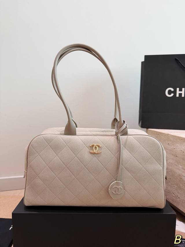 p230 配礼盒 Chanel 26S 系列的黑金保龄球包，极简高级感直接拉满 摒弃经典菱格纹，采用一整片平滑的头层牛皮，把“Less Is More”玩到极致