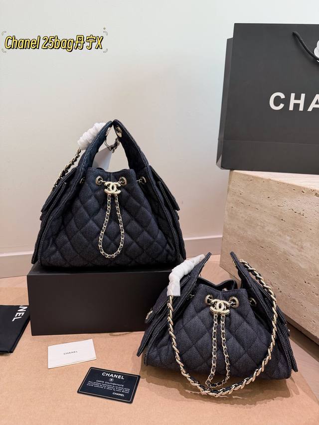 p310 p300尺寸26*20Cm 22*15Cm香奈儿Chanel 25Bag牛仔抽绳水桶包～Jennie是香奈儿带货女王吧～最近被Jennie 宠爱的25