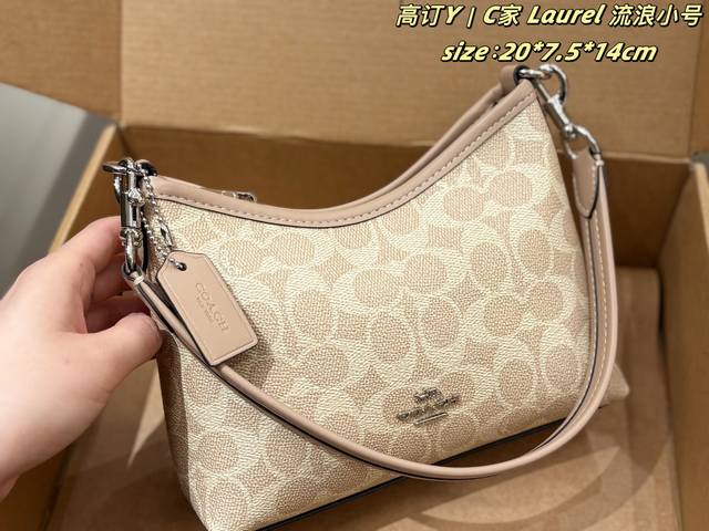p160 飞机盒C家 Laurel 流浪小号Coach 蔻驰 Laurel 小号流浪包 迷你通勤款，刚好能放下手机、口红、粉饼、钥匙等随身小物。主体为品牌经典的