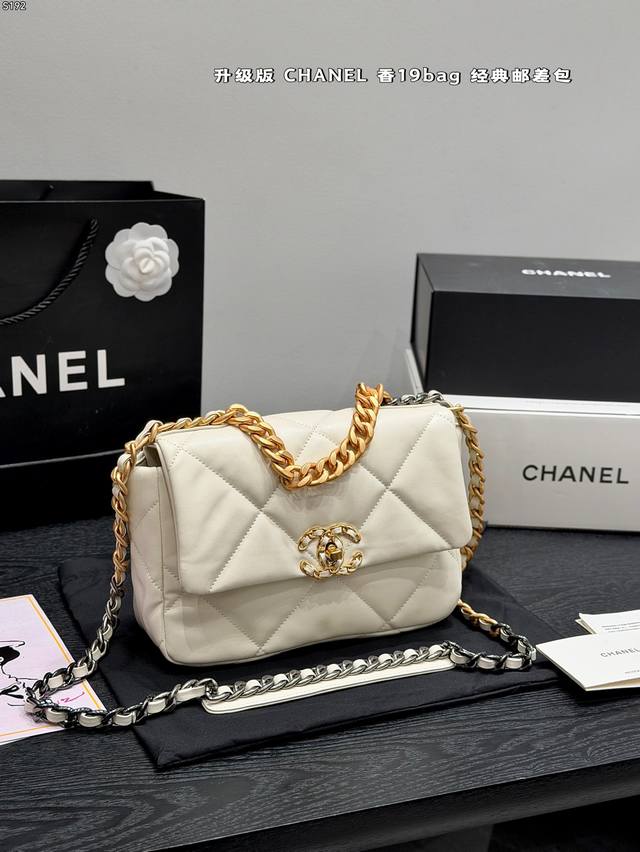 p200 全套礼盒包装升级版香奈儿Chanel 19Bag 香19邮差包没有哪个女孩会拒绝四大金刚之一颜值直击我心包型坚挺 容量也非常大羊皮的质感软软糯糯的光是