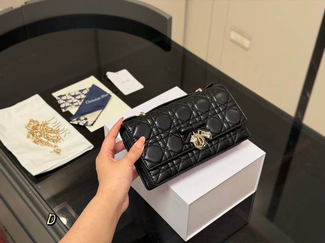 ￥p270 配盒迪奥手提手拿翻盖包值得购买的一款包Dior Lady手拿包 手提包 链条翻盖包 多隔层和卡槽非常实用的一款包，可装下日常用品 手机 钥匙 粉饼