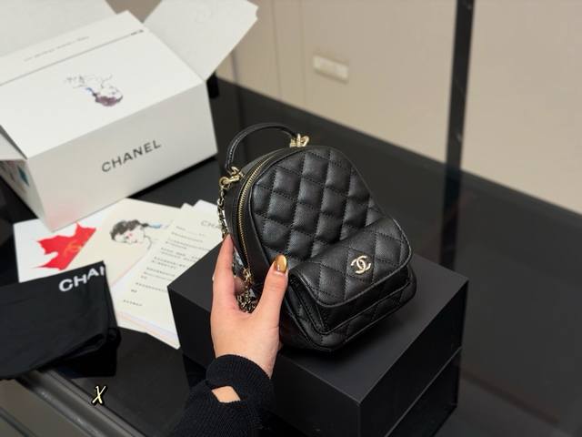 ￥p220 折叠盒飞机盒Size：13*18Cm香奈儿24C新款双肩包这季炒鸡可爱的小双肩！看着很小容量还挺大背法也有很多种非常 Nice黑色荔枝牛皮简直完美