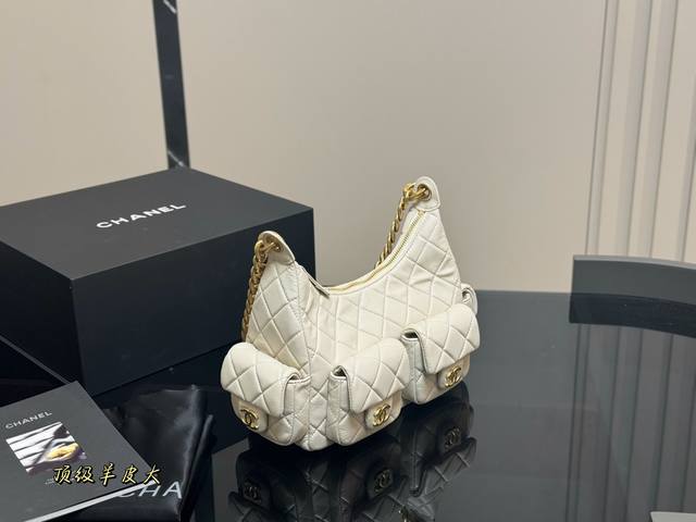 香奈儿Hobo￥p300女孩子逃不脱的新款包太夏天了包奴来了本期包包简单介绍一下精湛的手工艺融入现代时尚潮流元素尺寸:24.20Cm