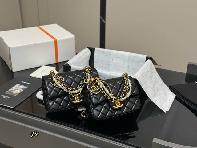 ￥p180 ￥p200 配折叠盒Size：17.13Cm 20.12Cm方胖子珍珠出货 香奈儿新款爱心手感软软糯糯