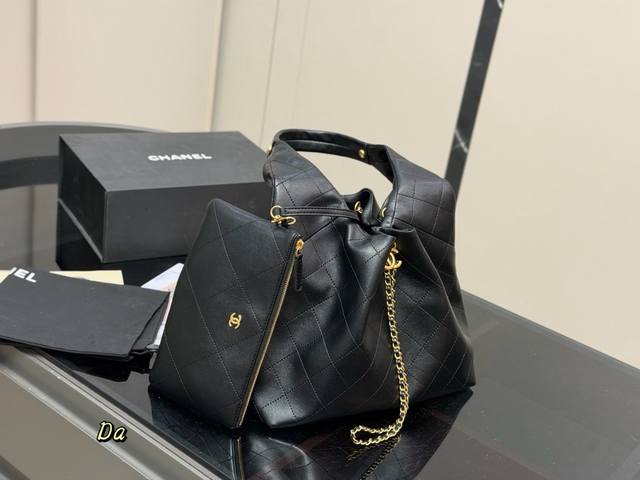 ￥p250 Chanel 25Bag 真绝绝子今年香奈儿25S系列简直美爆...这只Hobo是个小号尺寸个人觉得比较日常质感颗粒没这么重反而很细腻 也比较耐磨~