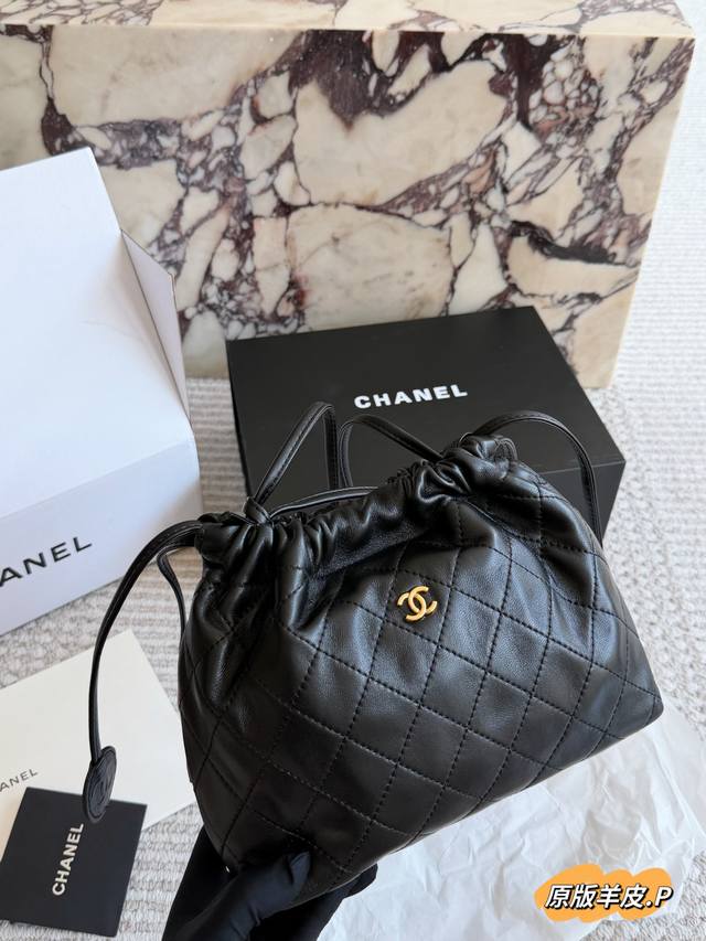 Chanel 云朵包羊皮款p290Chanel云朵包羊皮款，黑色菱格纹+金属双C Logo，简约又超有辨识度！柔软羊皮手感细腻，抽绳束口设计，容量适中，通勤Or