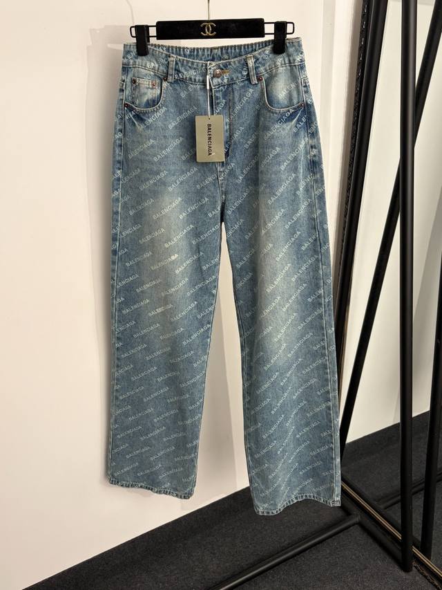 p210款号20264704 Balenciag*新款 满印Logo字母直筒显瘦牛仔长裤，浅蓝色，Sml， M码：腰围72，长111；重量：0.575Kg .