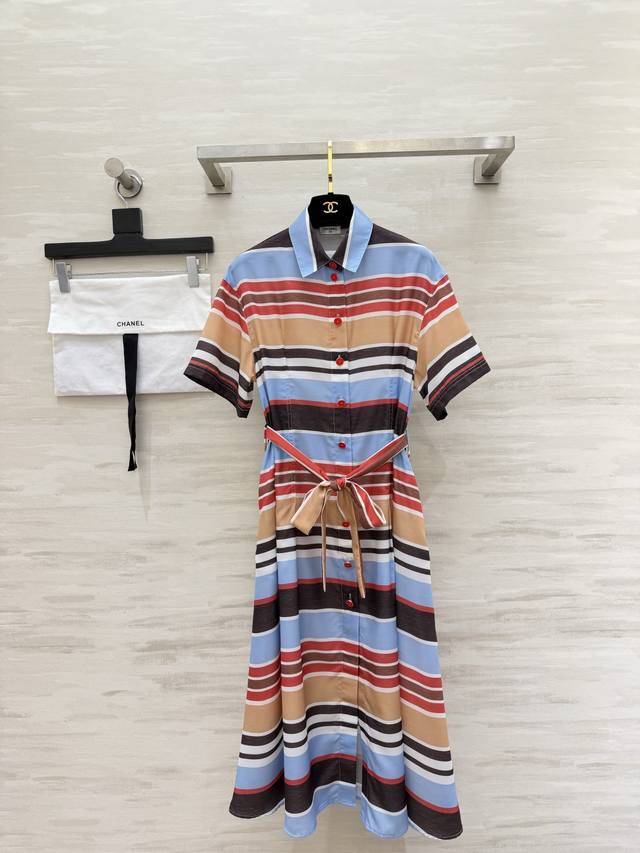 p600Chane2M度假彩条衬衫连衣裙 撞色条纹鲜活有质感 自带夏日度假氛围感 收腰系带自由调节腰线显瘦勾勒比例 翻领排扣设计简约利落 日常通勤、出游拍照都出