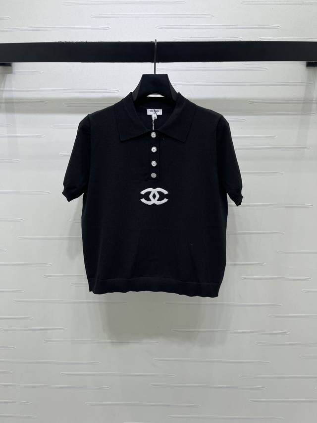 上新原单高端品质 Chane* 2026春夏最新系列！双C翻领针织短袖！定制羊毛材质 柔软舒适 洋气显瘦 翻领针织短袖剪裁 胸前双C徽标装饰 展现品牌自带的气质