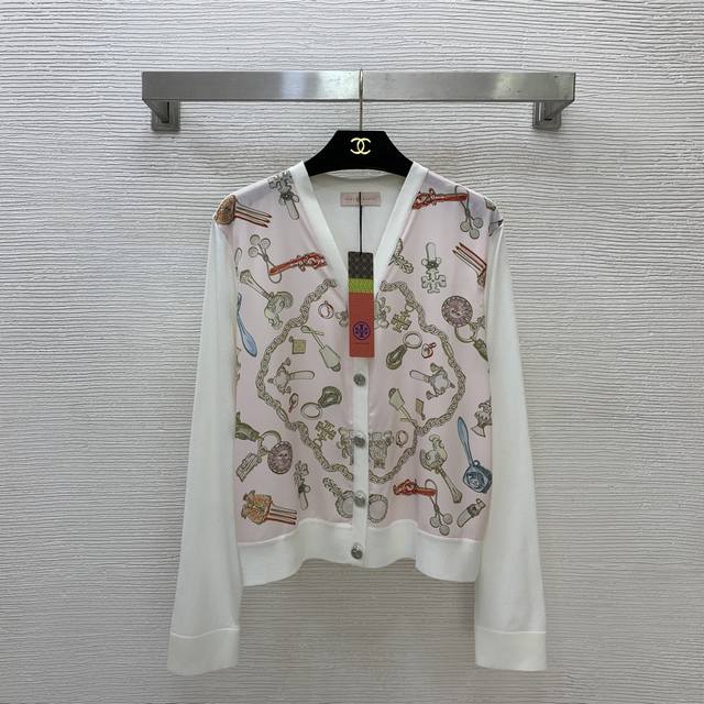款号G26061046 Tory*托里伯奇新款定制 Ab面料仿真丝链条饰品图案印花拼接针织系扣门襟V领长袖针织开衫上衣！ M码：肩宽40，胸围102，袖长63，