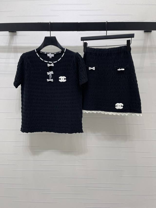 p270上新原单高端品质 Chane* 2026春夏最新系列！蝴蝶结圆领针织短袖短裙套装！定制棉毛针织材质 细腻柔软 舒适透气 圆领上衣领口撞色包边 让视觉效果