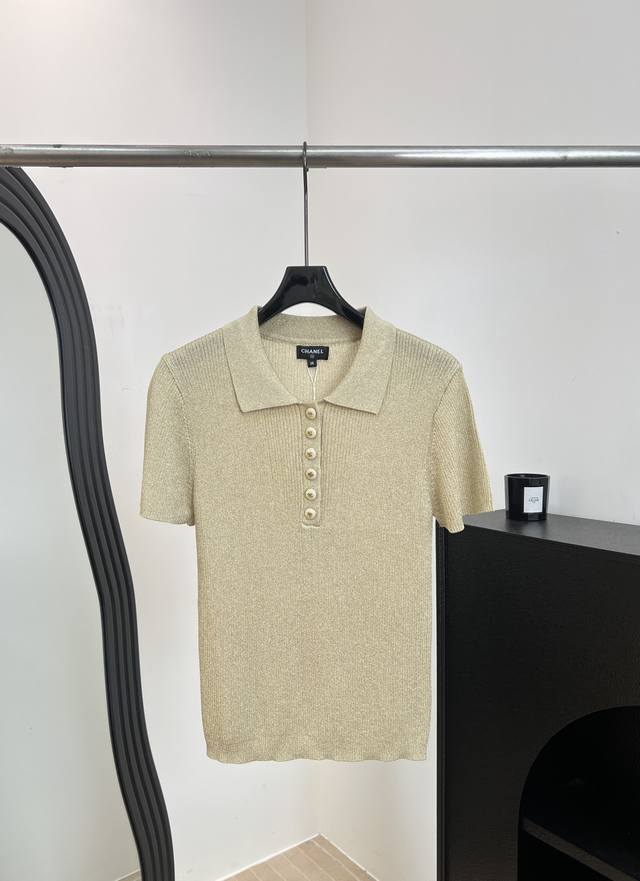 p410Chane* 春夏新款 polo金丝针织短袖衫、采用亚麻混纺面料、竖坑条纹理设计、经典polo领+五颗纽扣、修身版型、面料有弹性码数S M L