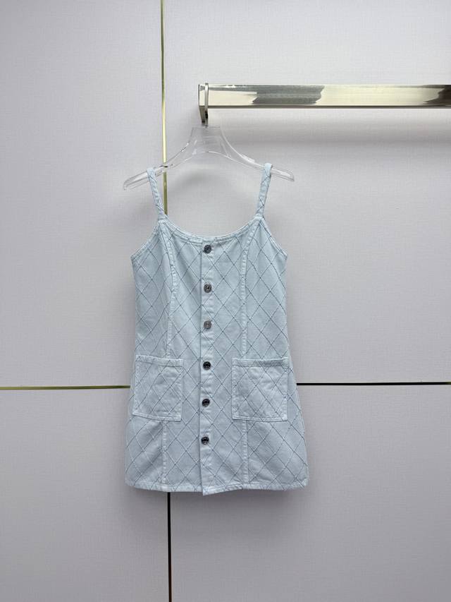 Chane* 26Ss新款格纹牛仔背带裙 双C扣子装饰 时尚大方 两色三码Smlb808p420
