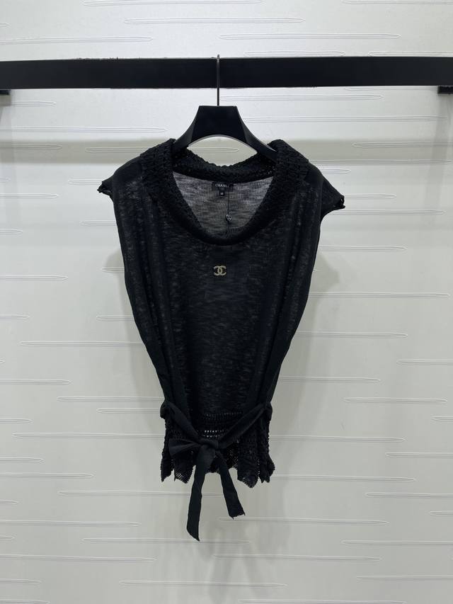 p210 原单狠货女装 配包装上新原单高端品质 Chane* 2026春夏最新系列！杏色针织背心，采用轻薄透气面料，夏天穿超舒服！荡领+镂空花纹设计，法式复古氛