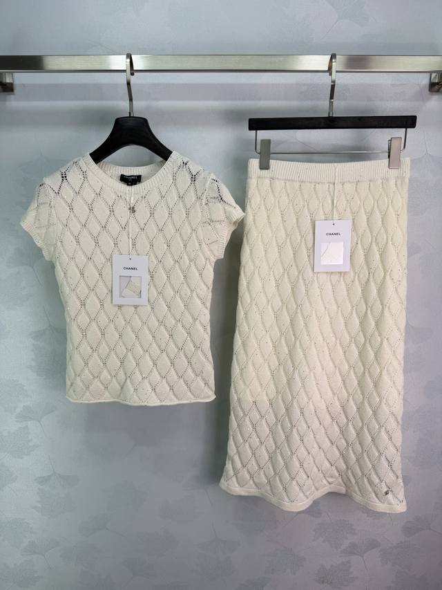 p480 Chane*米白色菱格针织套装，包含短袖上衣+高腰半身裙，经典菱格纹理超有辨识度！针织面料柔软舒适，春夏穿超合适。上衣圆领简约，半身裙修身显气质，通勤