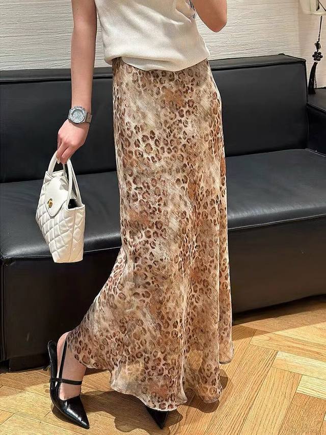 p210 High-quality women's skirt with matching packaging, recommended for exchang