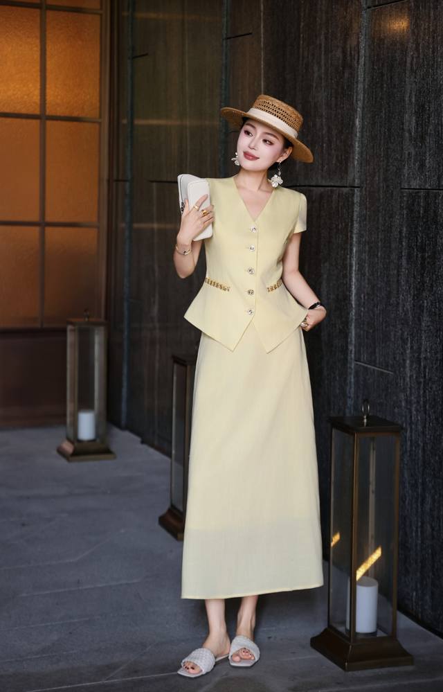 p380 Supports exchange for this high-quality women's matching set. A V-neck line