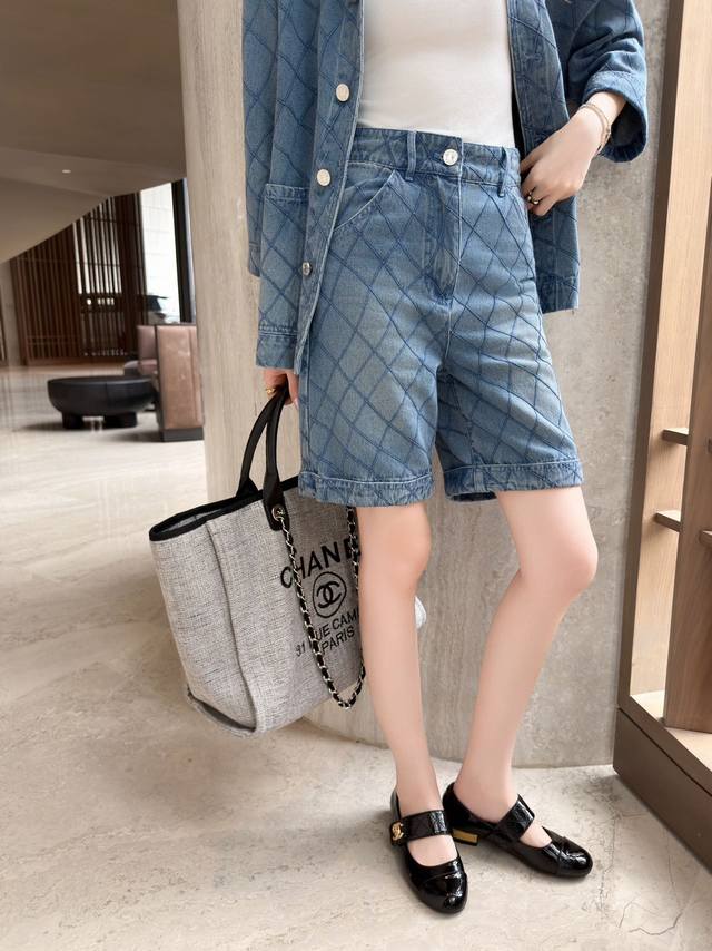 p390Chane* 26Ss新款格纹牛仔短裤 双C扣子装饰 时尚大方 单色三码Sml