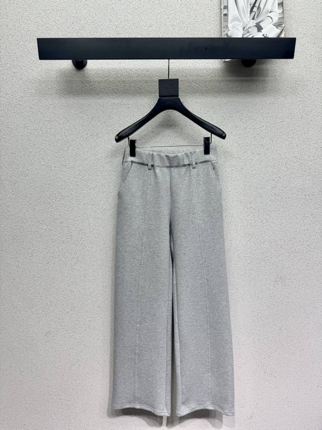 p290L's series of grey casual trousers exude a sophisticated and elegant style. p290L's series of grey casual trousers exude a sophisticated and elegant style.