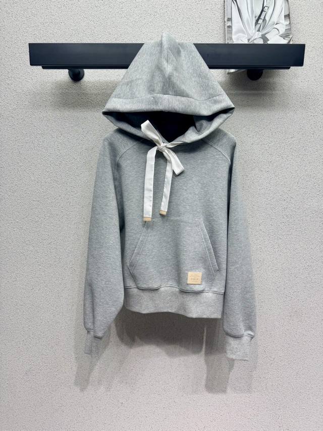 p330L's series of grey casual hooded sweatshirts exude a sophisticated and styli p330L's series of grey casual hooded sweatshirts exude a sophisticated and styli