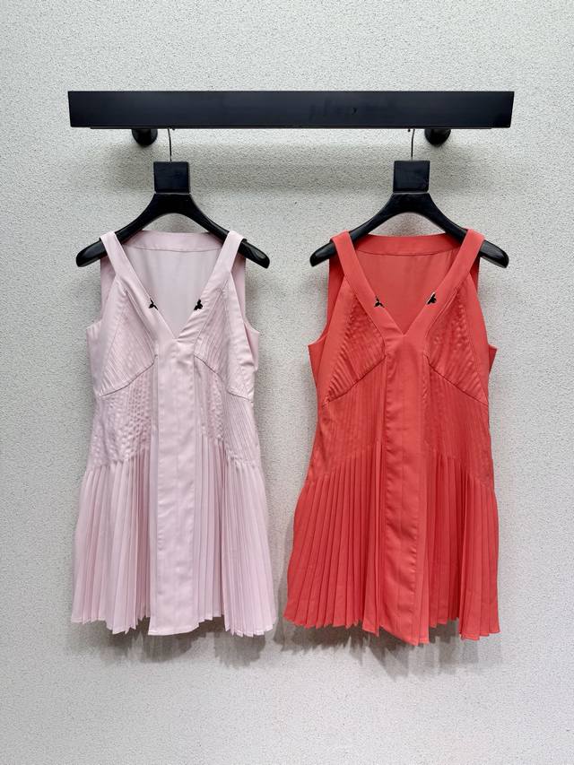 p380L metallic sleeveless dress is classic and stylish, exuding confidence. The p380L metallic sleeveless dress is classic and stylish, exuding confidence. The