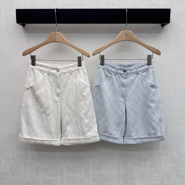 p320 Chane*2026新品上架 菱格牛仔翻折短裤 定制Yb进口斜纹全棉材质 质地挺括有型亲肤 通体菱格纹绗缝设计工艺设计 增添造型层次感 开襟刻印金属字