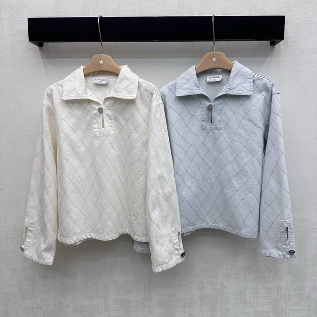 p350Chane*2026新品上架 菱格牛仔翻领上衣 定制Yb进口斜纹全棉材质 质地挺括有型亲肤 通体菱格纹绗缝设计工艺设计 增添造型层次感 沿用半开襟镂空刻