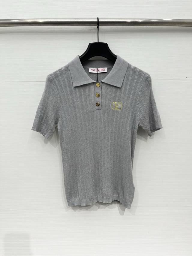 p260 Valentino 26夏季新款 修身polo领短袖 胸前刺绣Logo图案修饰点缀 上身高级氛围感 码数Sml p260 Valentino 26夏季新款 修身polo领短袖 胸前刺绣Logo图案修饰点缀 上身高级氛围感 码数Sml