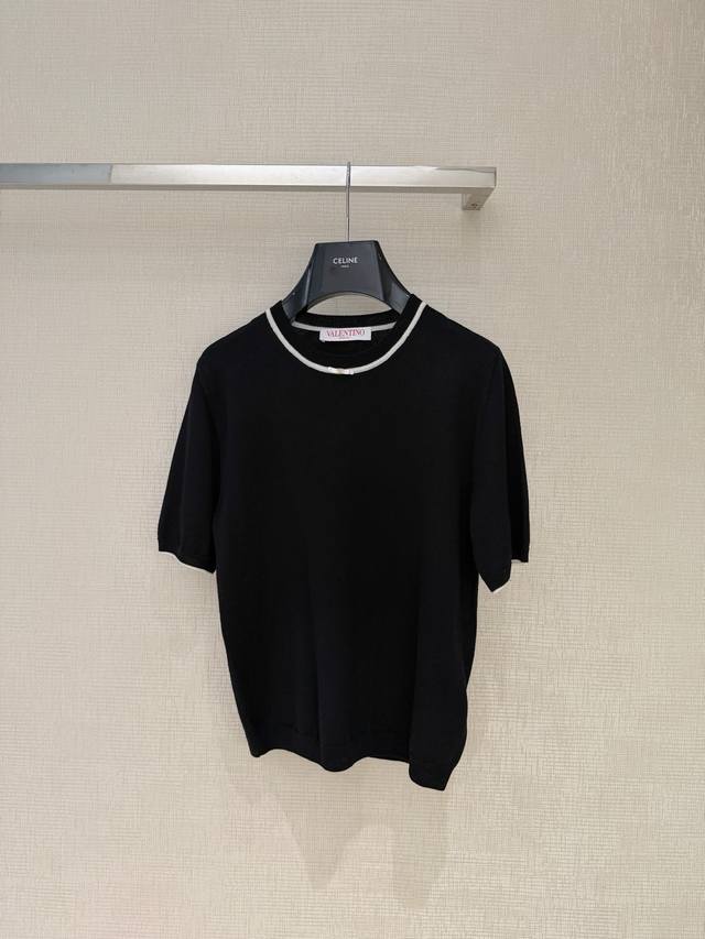 独家实拍Valentino 26新品来袭,一件轻松拿捏高级感的百搭神器。这款黑色短袖针织衫采用经典的圆领设计,最绝的是领口与袖口那一圈精致的白色包边,打破沉闷, 独家实拍Valentino 26新品来袭,一件轻松拿捏高级感的百搭神器。这款黑色短袖针织衫采用经典的圆领设计,最绝的是领口与袖口那一圈精致的白色包边,打破沉闷,