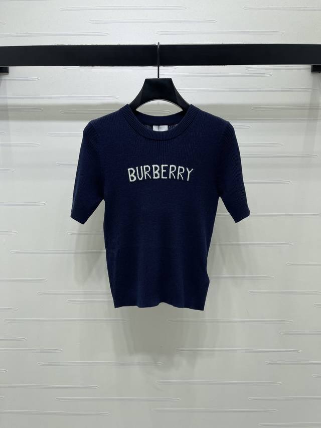 p230上新原单高端品质 Burberr* 2026早春最新系列！修身针织圆领短袖！定制丝毛材质 质感舒适 弹力十足 修身圆领短袖裁剪 胸前撞色字母徽标 凸显品