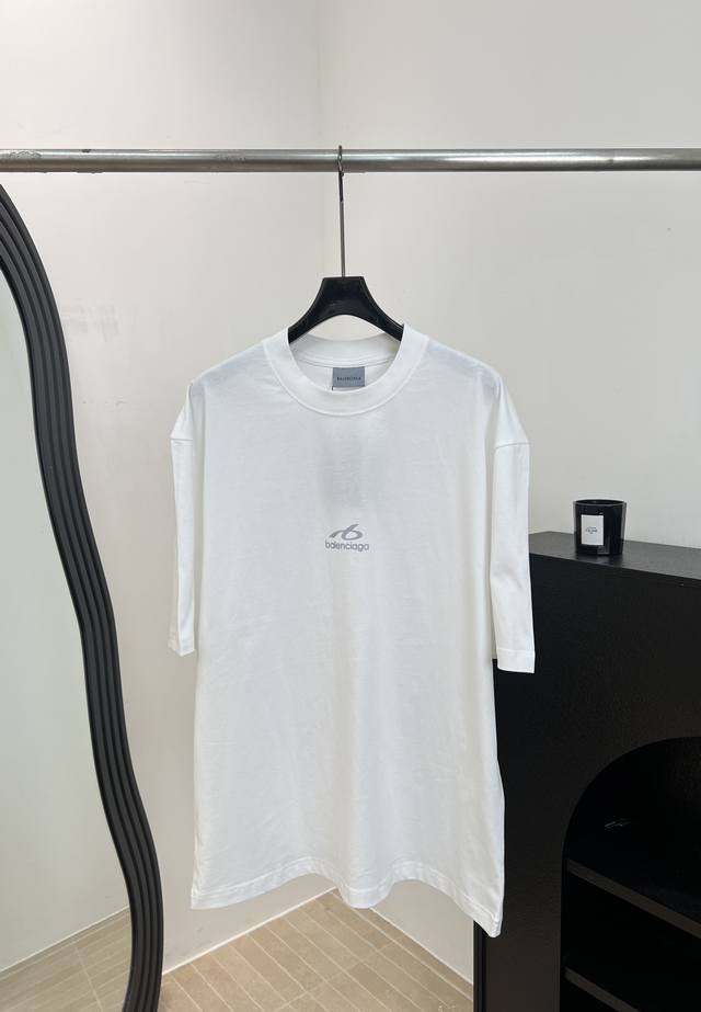 p220 Balenciag* 春夏新款 棉质宽松短袖T恤、采用纯棉材质、柔软亲肤透气、简约圆领+落肩设计、前后有字母印花图案、宽松版型、男女同款码数S M L