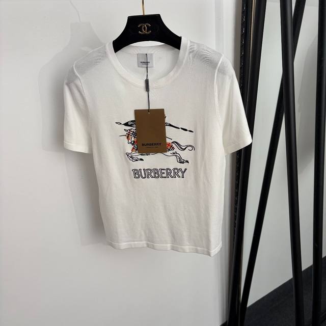 p140款号20265085 Burberr*新款 战马骑士刺绣字母短袖针织衫T恤，白色，红色，粉色，裸杏色，Sml， M码：胸围82，袖长20，长54；重量：