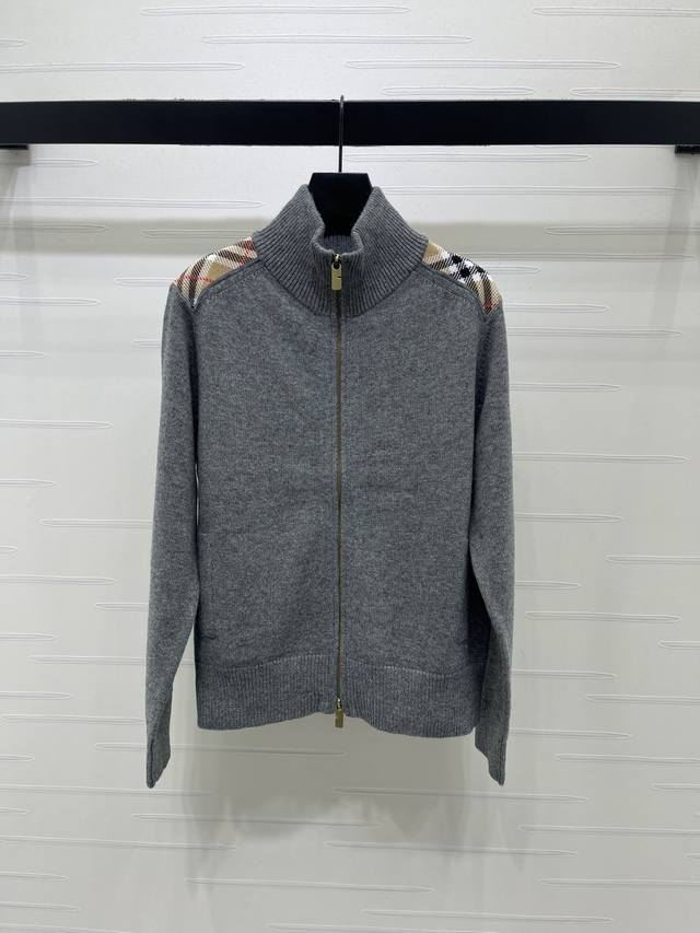 p330上新原单高端品质 Burberr* 2026早秋最新系列！立领拉链针织长袖开衫！定制羊毛纱线材质织造 质感高级 柔软细腻 立领双头拉链设计 穿脱方便 细