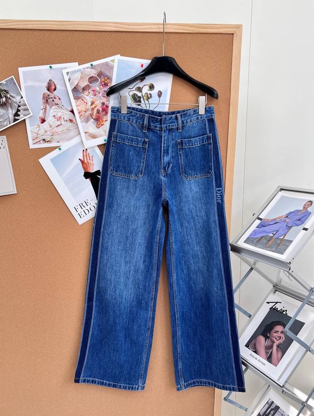p250Dior2026春夏新款撞色拼接Logo阔腿牛仔长裤面料工艺甄选高支纯棉牛仔面料，双层酵素洗水+固色工艺，水洗纹路自然立体，柔软亲肤，透气不闷，耐磨抗变