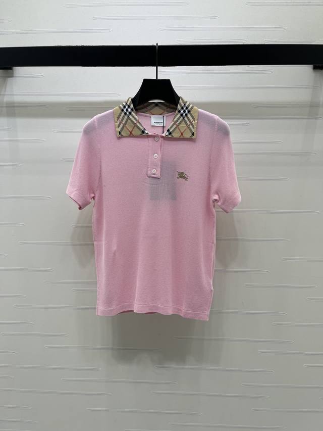 p210上新原单高端品质 Burberr* 2026春夏最新系列！翻领格纹针织短袖！定制进口针织材质 质感高级 轻薄透气舒适 经典格纹拼接翻领短袖剪裁 半开襟纽