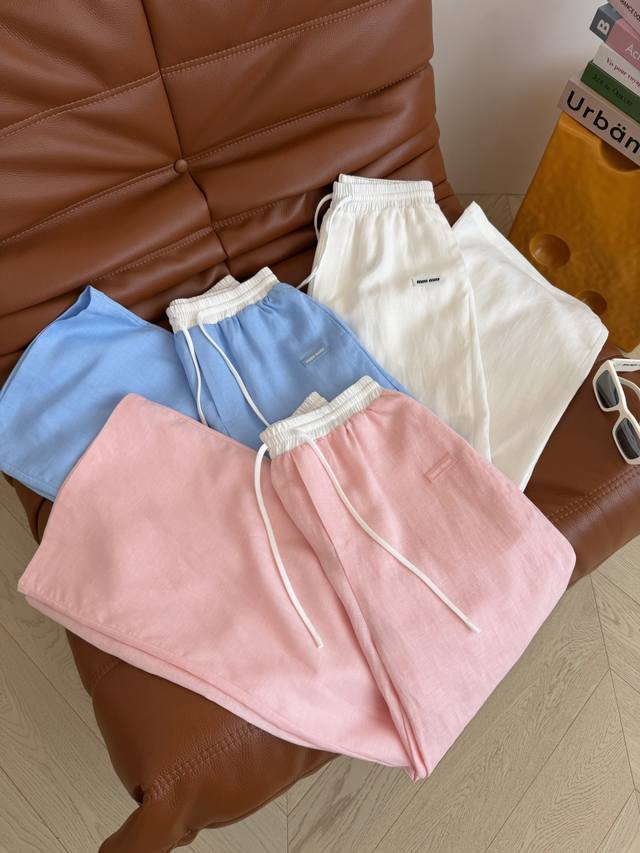 Summer must-have, 26Ss linen pants with small letter logo embellishment. A casua Summer must-have, 26Ss linen pants with small letter logo embellishment. A casua