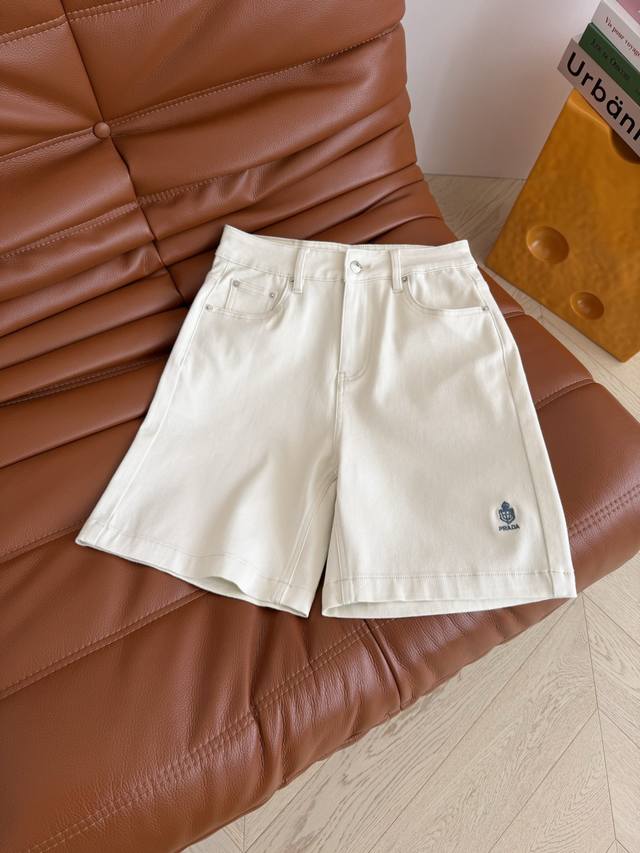 Summer must-have five-inch denim shorts with crown logo embroidery. A casual eve