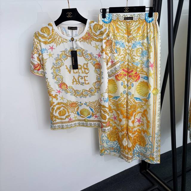 p230, style number 20264823, Versac* new set, retro patterned shell print short-