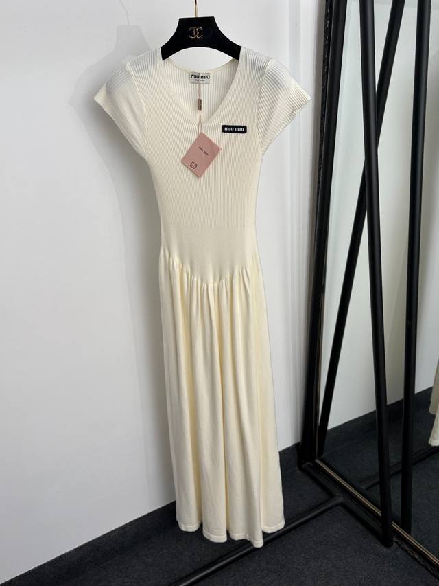 p130 Style No. 20264834 Miumi* New Label Letter Elastic Slim Fit V-Neck Knit Dre