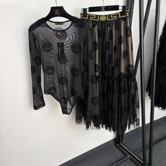 p290 Style No. 20264974 Versac* New Set, Medusa Portrait Flocked Long-Sleeved Sh
