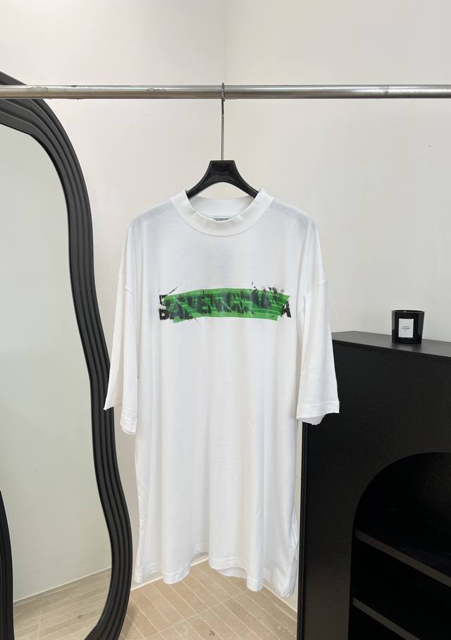 p220Balenciag*A 巴黎 春夏新款 胶带涂鸦短袖T、白色棉质面料、正面绿色胶带涂鸦模糊徽标、街头感与先锋艺术感满满、宽松版型码数Xs S M L