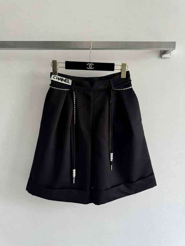 p340Chane*新款链条绑绳五分裤，今年爆火的五分裤，长度恰好藏住大腿，露出修长小腿，显瘦显线条感，上身简单又大方，随意搭配都休闲时髦，版型不挑人！包容性极