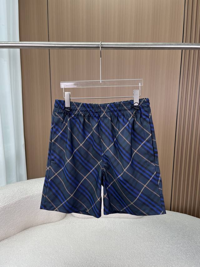 p170Burberry巴宝莉经典格纹短裤！1. 核心特征与款式 经典格纹：延续了品牌标志性的Vintage格纹衍生的藏青蓝金格，色彩饱和度高，辨识度极强，是B