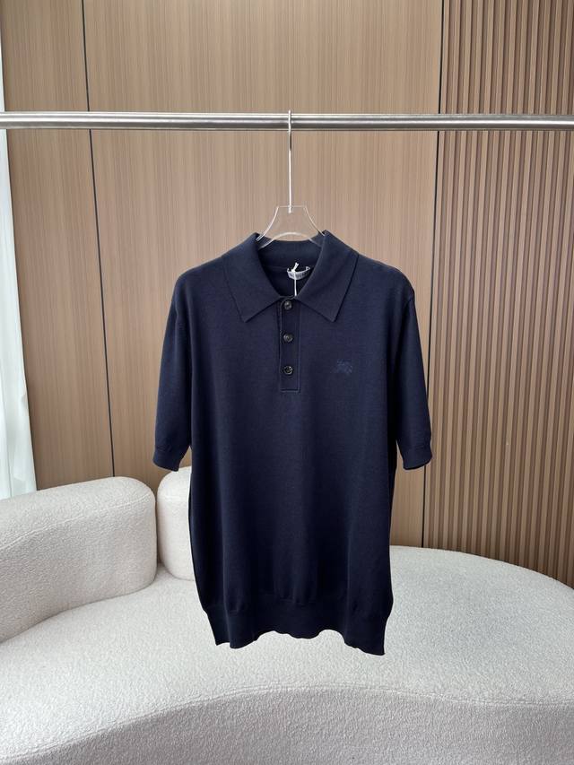 p200Burberry巴宝莉羊绒针织polo！ 低调显贵的天花板单品，一件穿出不费力的高级感1. 100%山羊绒｜把云朵穿在身上 采用高支山羊绒针织面料，手感