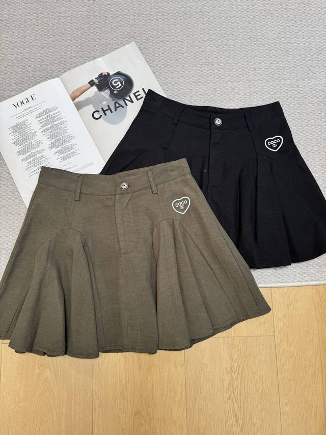 p290 Chanel 26 New Pleated Denim Mini Skirt with 3D Logo Heart Print, High-Waist