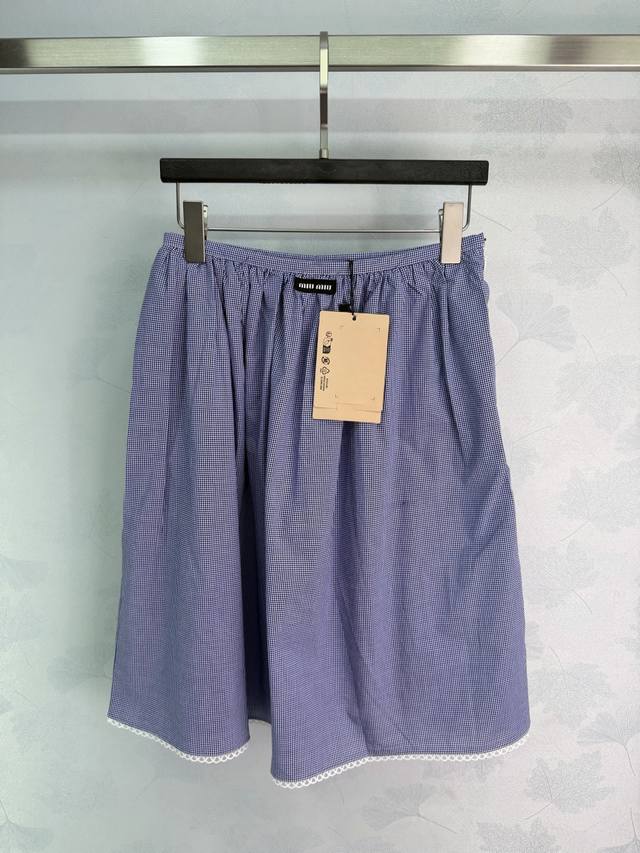 p160 Miu*26早春蓝色学院风套装，短袖衬衫+高腰半身裙，浅蓝格纹+蕾丝娃娃领，复古少女感满满。衬衫小翻领+精致纽扣，剪裁利落；半身裙垂坠感强，裙摆灵动，