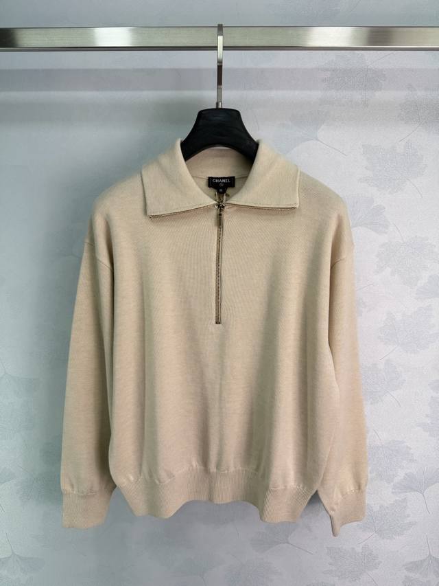 p270 Chane*米色半拉链针织衫，采用高品质针织面料，柔软舒适，适合日常或通勤穿搭。翻领+半拉链设计，兼具实用与时尚感，米色调低饱和度，百搭不挑肤色，轻松