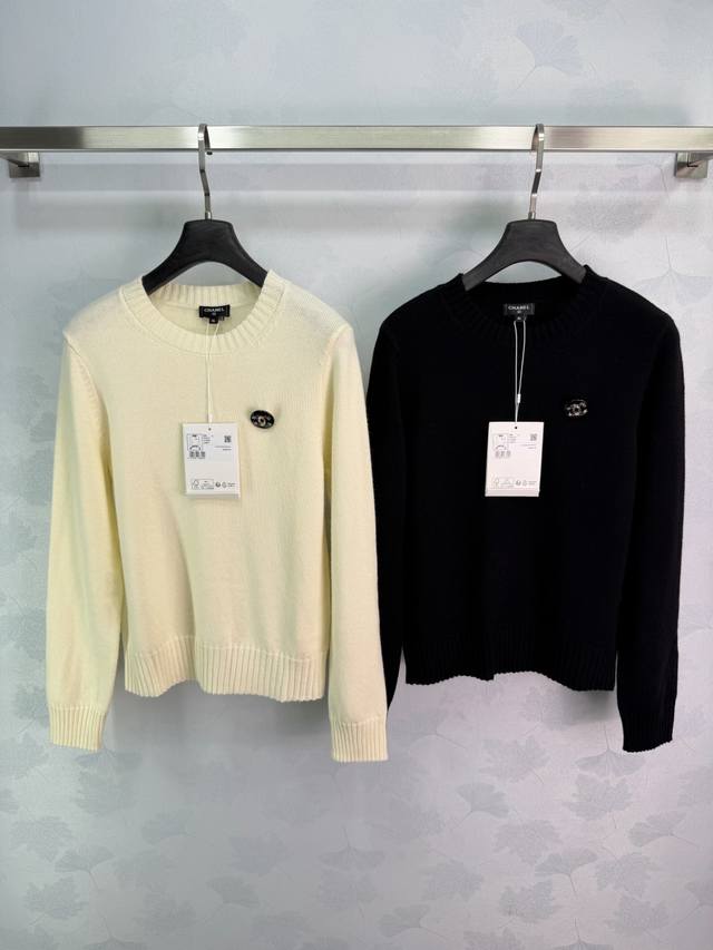 p240 Ch*26 Spring/Summer New Knit Sweater. Made with a soft knit, it has a delic