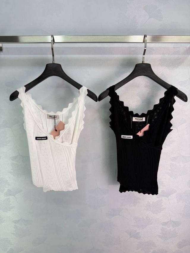 p180 Miu* knitted vest, made of lightweight knit fabric, is stretchy and breatha